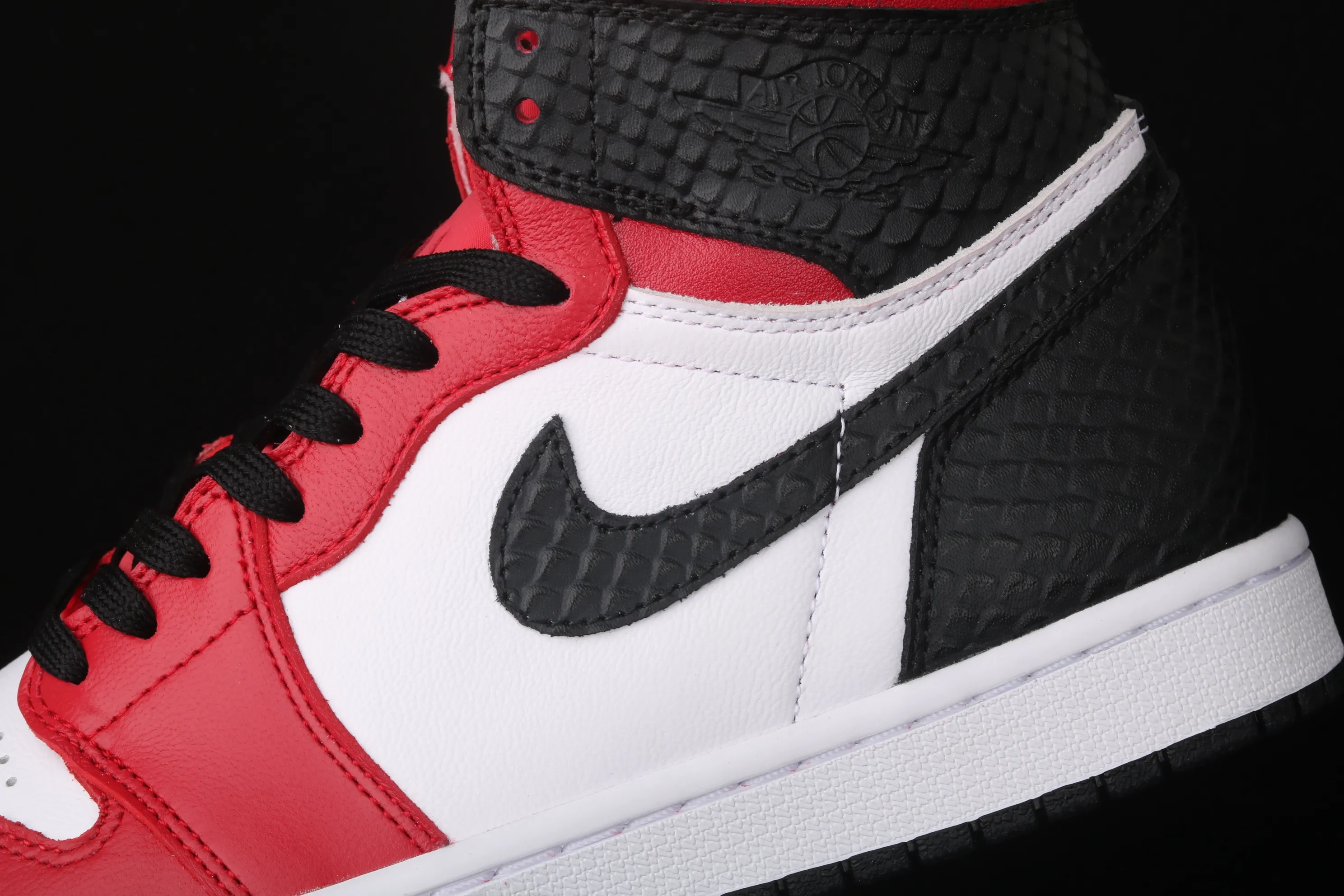 All categories Air Jordan Jordan series basketball shoes Air Jordan 1 High X version Air Jordan 1 WMNS "Satin Snake" AJ1 Joe 1 snake pattern Chicago CD0461-601